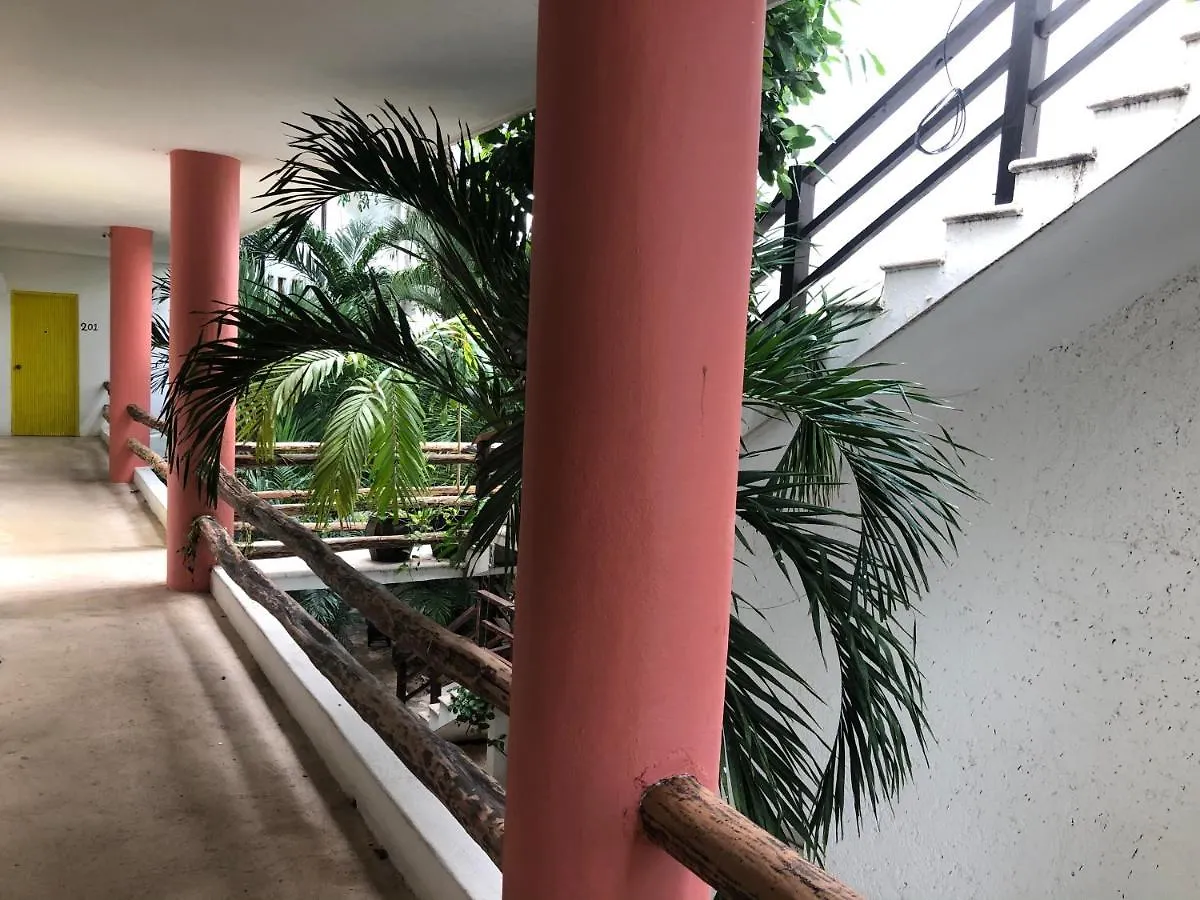 Rustik Inn Playa del Carmen Hotel